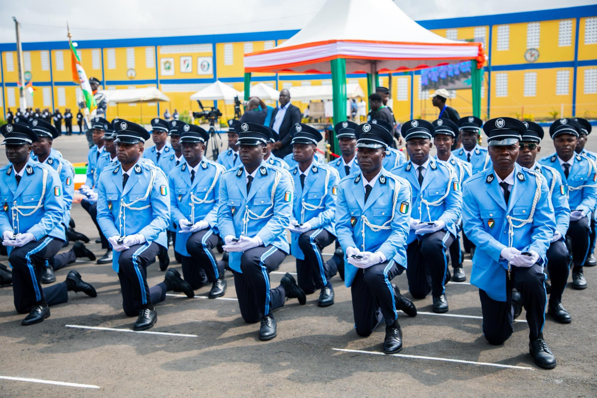 96 commissaires et 362 officiers reçoivent leurs épaulettes